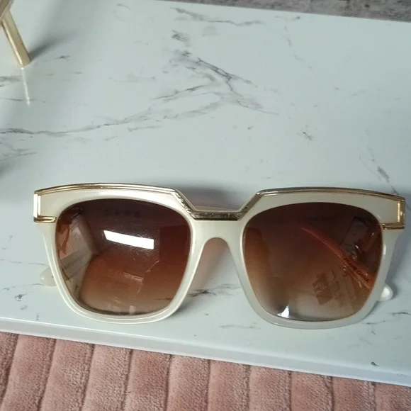 LAMB L.A.M.B Gwen Stefani Sunglasses & Case - Picture 2 of 10